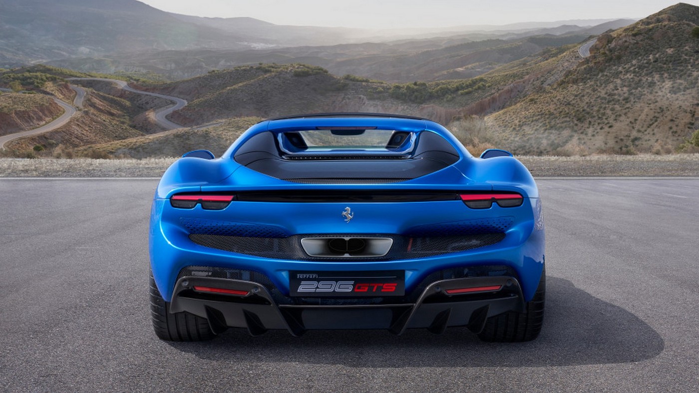 Nouvelle Ferrari 296 GTS bleue modèle 2022